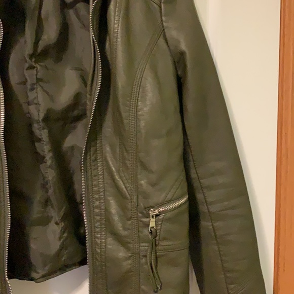 Olive green faux leather jacket! Size small - Picture 2 of 3